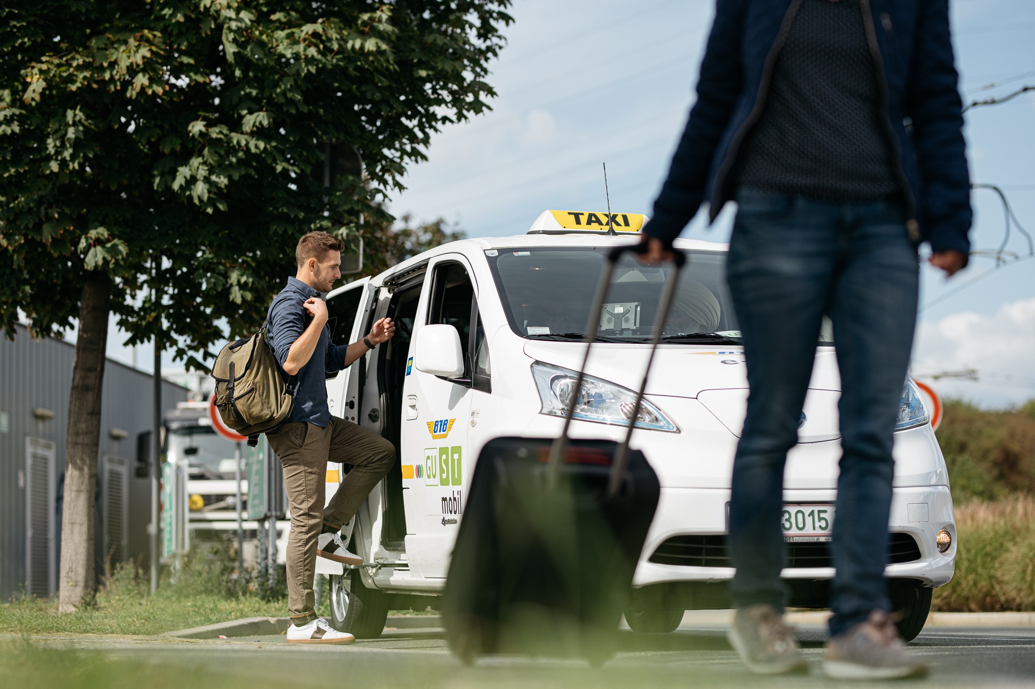 Two people standing next to a ISTmobil e-cargo van.