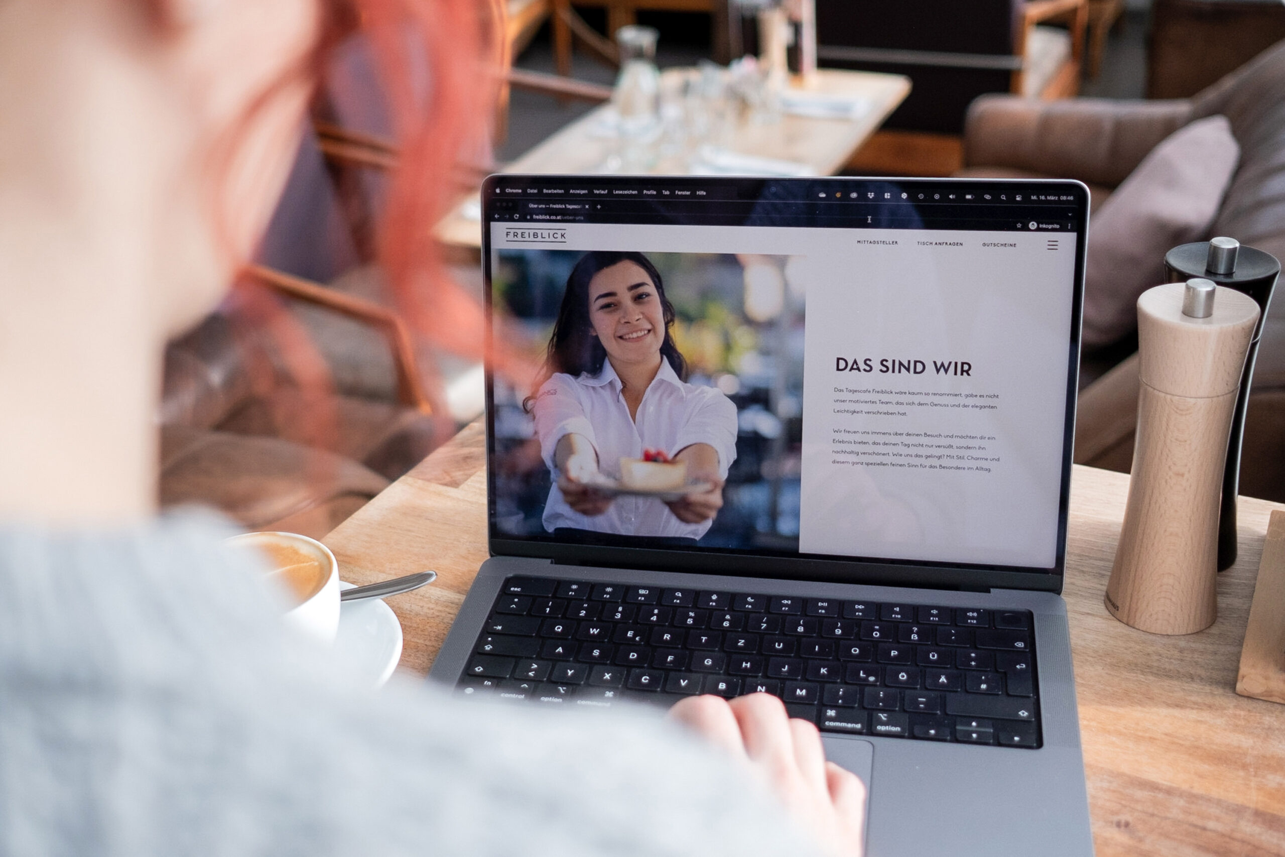 A woman working on a laptop at Freiblick Tagescafé.