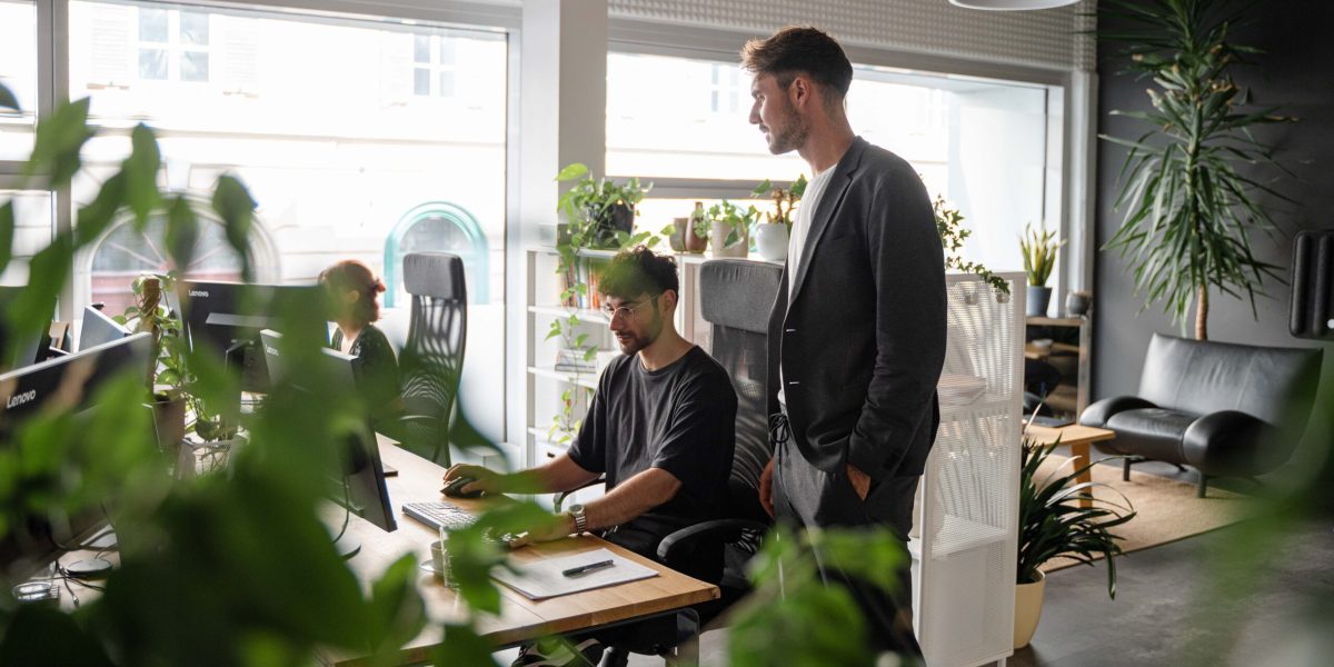 Eine Gruppe von Menschen, die in einem Büro mit Webdesign-Elementen arbeiten.