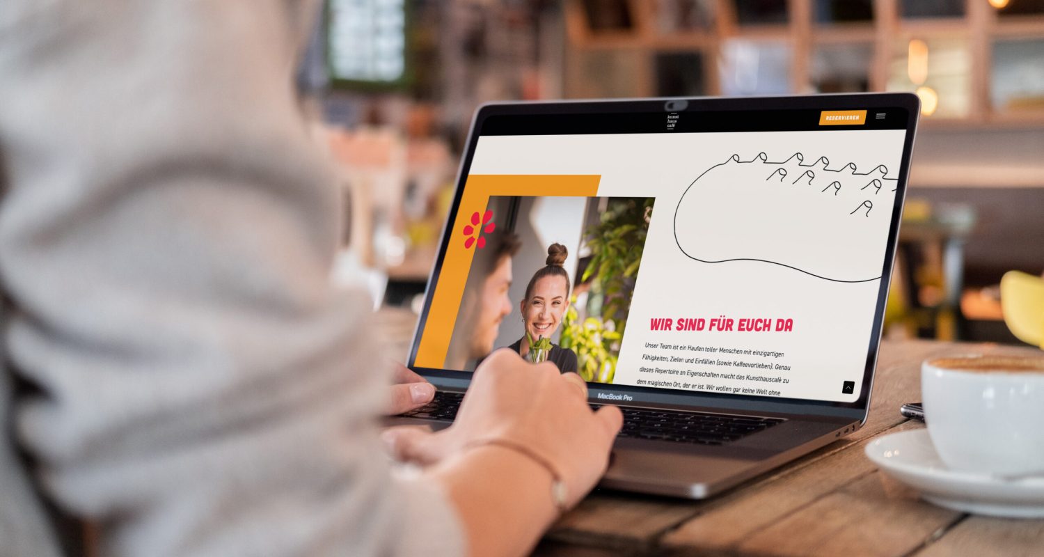 A woman is using a laptop at the Kunsthauscafé.