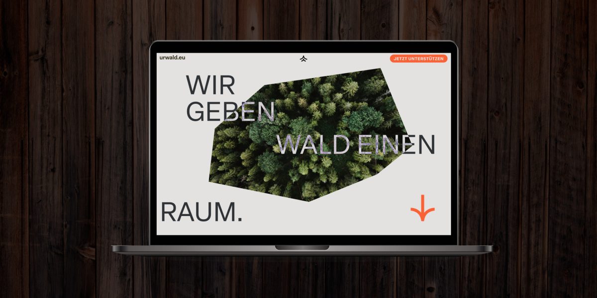 Ein Laptop mit einem Bild eines Baumes von urwald.eu darauf.